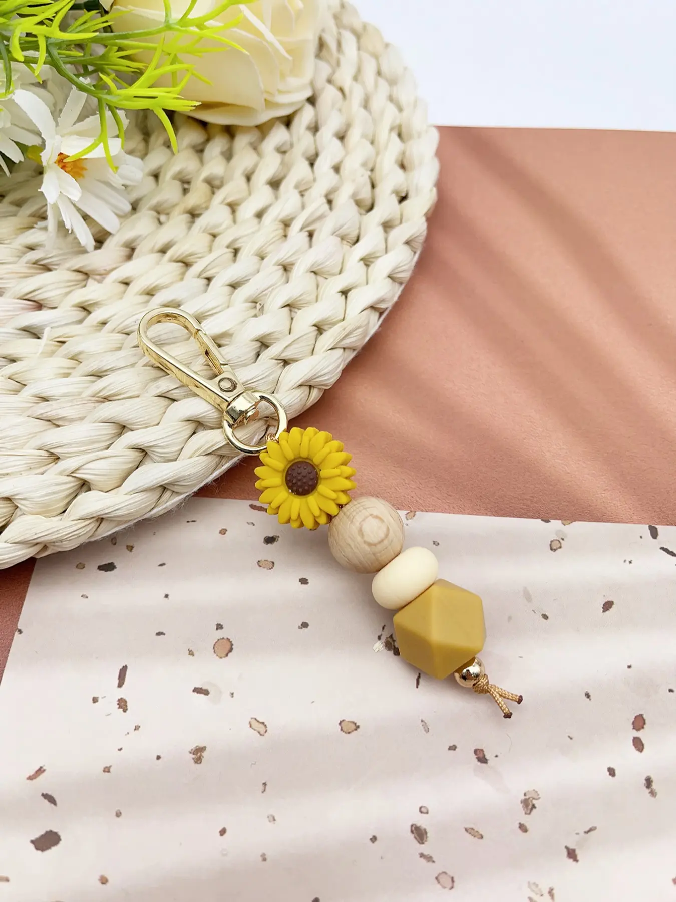 Fashion Elegant Daisy Silicone Keychain, Flower Keychain, Floral Pattern Keychain, Floral Beaded Bag Charm, Teacher Gift Car Pendant, Friend Present, All Seasons Fashion Elegant Daisy Silicone Keychain, Flower Keychain, Floral Pattern Keychain, Floral Beaded Bag Charm, Teacher Gift Car Pendant, Friend Present, All Seasons