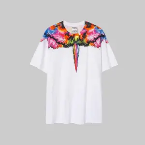 Men's T-shirt. This short-sleeved T-shirt features a vibrant, gradient-colored wing print in a retro American style; a versatile casual staple, it skillfully blends trendy streetwear aesthetics with a striking wing design.