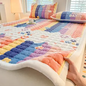 Thick Soft Milk Velvet Mattress Cover, Quilted Mattress Topper, Soft Mattress Pad, Warm & Comfortable Bedding Accessory, Ideal for Bedroom Decor, Durable Design, Easy Care