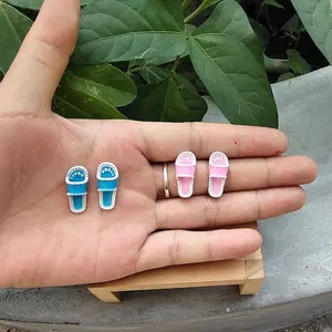 1pair Miniature Alloy Slippers Model, Non-Functional Display & Miniature Prop Photography Accessory, Ideal For DIY Pocket Scene Decor, Christmas Craft Gift, Miniature Model, Miniature Figurine, Best Gift For Mini Enthusiasts, Ornaments, Alloy Material