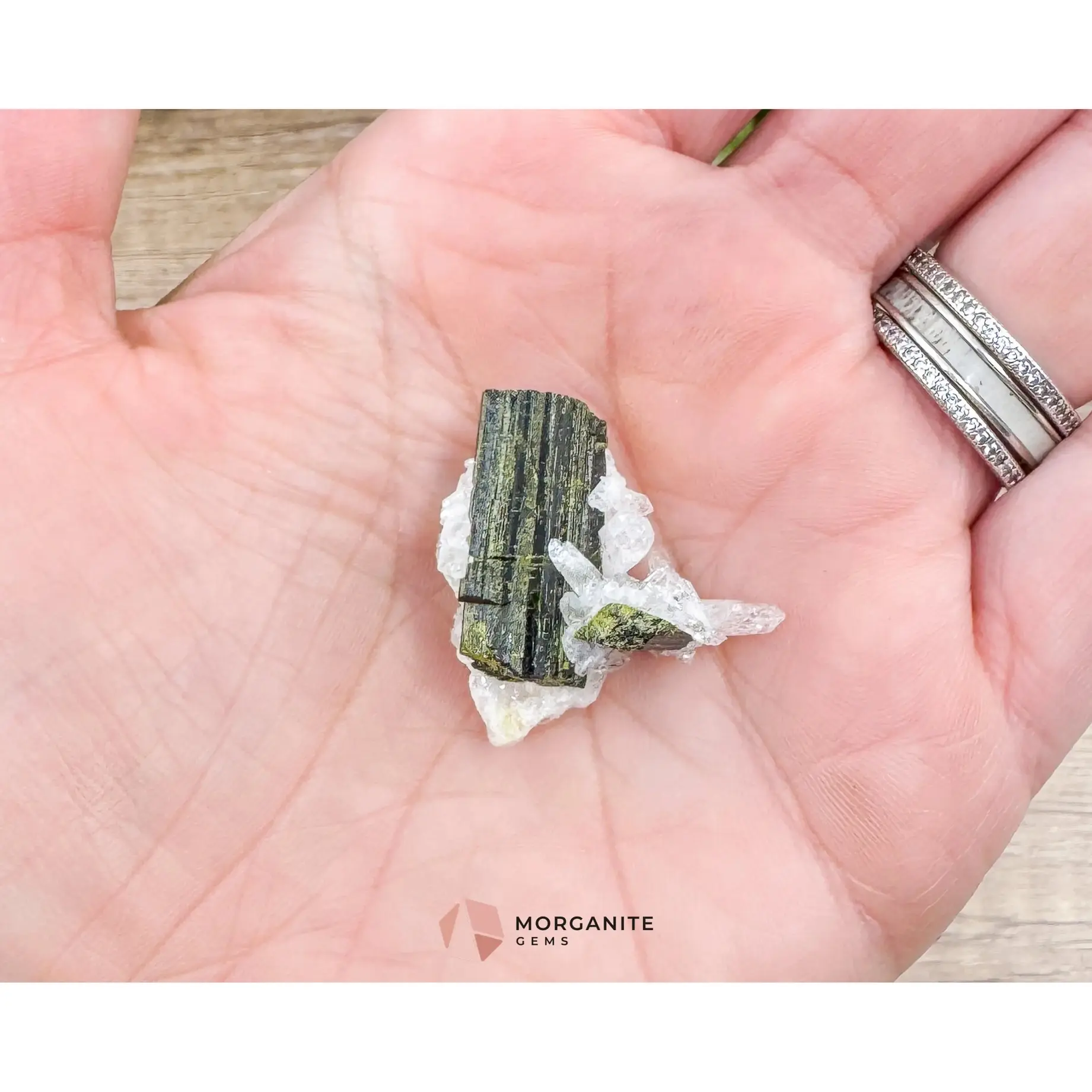 Epidote Crystal with Quartz – Natural Specimen in Clear Display Case 2g (29×29×13 mm) – Capelinha, Minas Gerais, Brazil