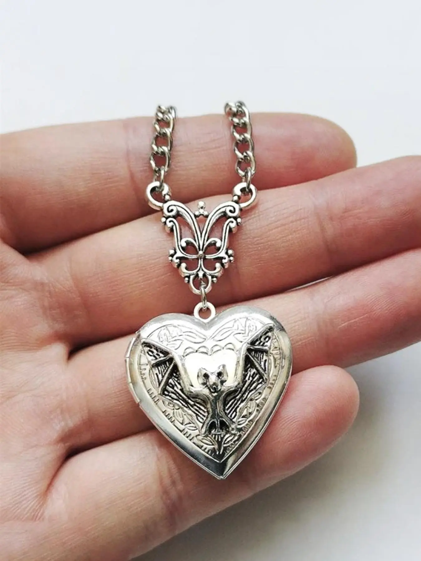 Gothic Bat Heart Photo Box Alloy Necklace, Vintage Charm DIY Carved Photo Box, Unisex Couple Pendant, Heart Shaped Pendant, Casual Party Jewelry, Unique Gift Idea