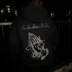 Todo a su tiempo en las manos de Dios Hoodies