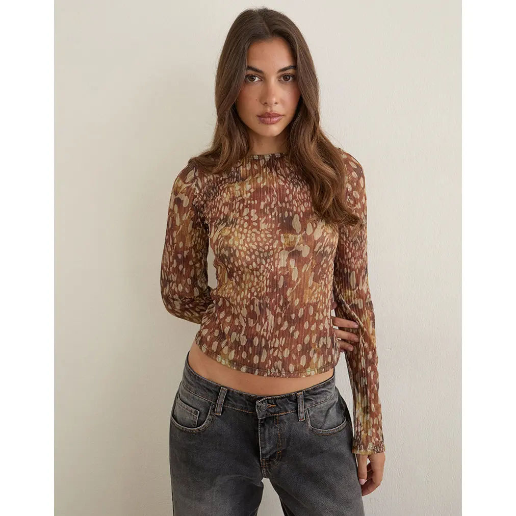 MOTEL Saezuru Top in Plissé Dalmatian Shadow Honey Brown