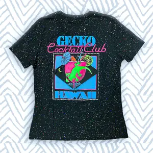 Gecko Cocktail Club Women's 1988 Glow-In-The-Dark Splatter Hawaii Tee - Fitted Short Sleeve Crew Neck Casual Top for Beach Wear