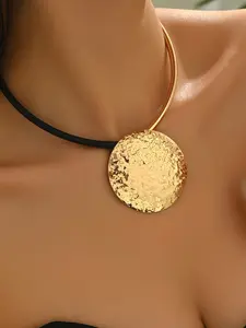 Trendy Disc Pendant Necklace for Women, Fashionable Collarbone Chain, Simple High-End Accessory, Stylish Neck Jewelry