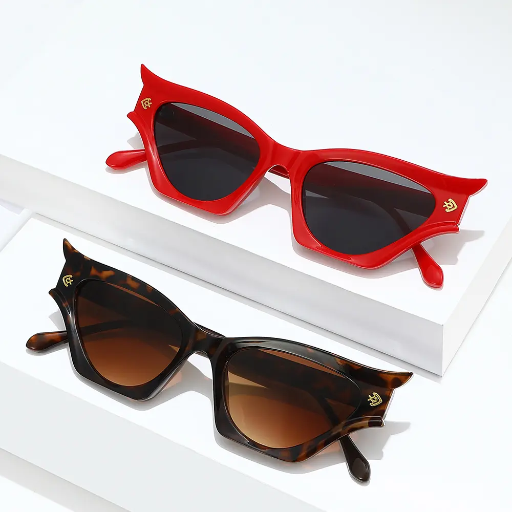 2 pairs of angular cat eye sunglasses, modern retro Y2K summer decorative sunglasses, fashionable street photography party sunglasses