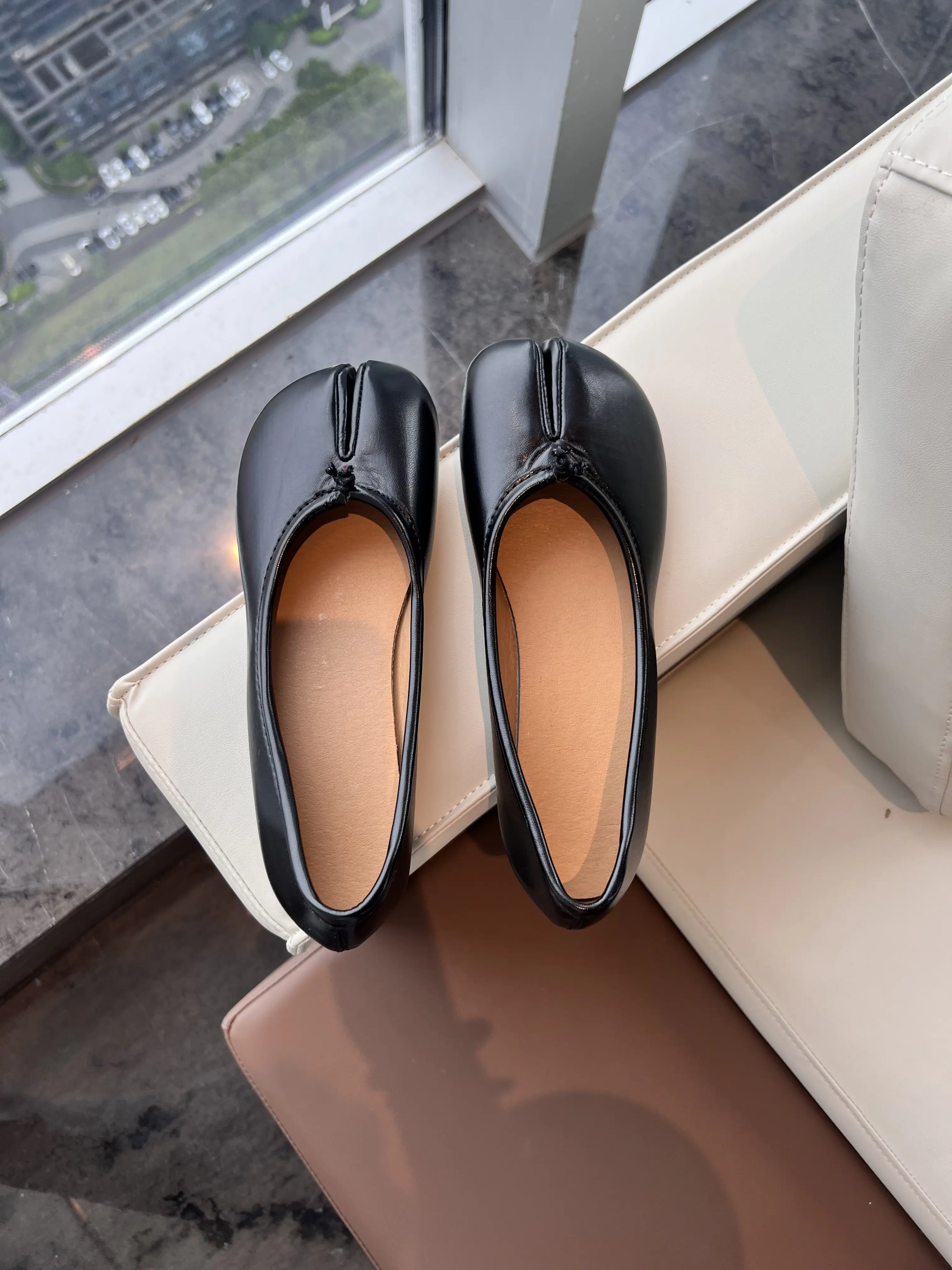Women’s lightweight tabi flats with split toe, slip-on casual vacation shoes