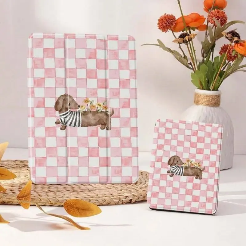Pink checkered dachshund pattern, with adjustable stand and pen slot, foldable non-slip TPU protective case, suitable for Samsung, iPad mini, iPad Air, iPad Pro/iPad 10th generation, 11th generation and other iPad series protective cases.