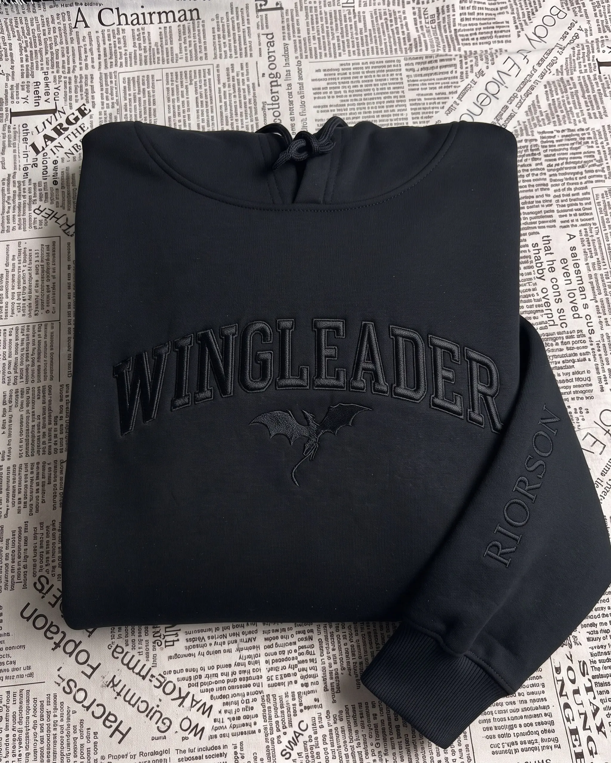 [Tone on tone] Wingleader Embroidered Sweatshirt, Fourth Wing Embroidery shirt, Xaden Riorson Shirt. Gothic Black Sweater, Personalized Sleeve Name