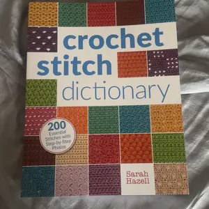 Crochet Stitch Dictionary: 200 Essential Stitches with Step-By-Step Photos -- Sarah Hazell - Paperback