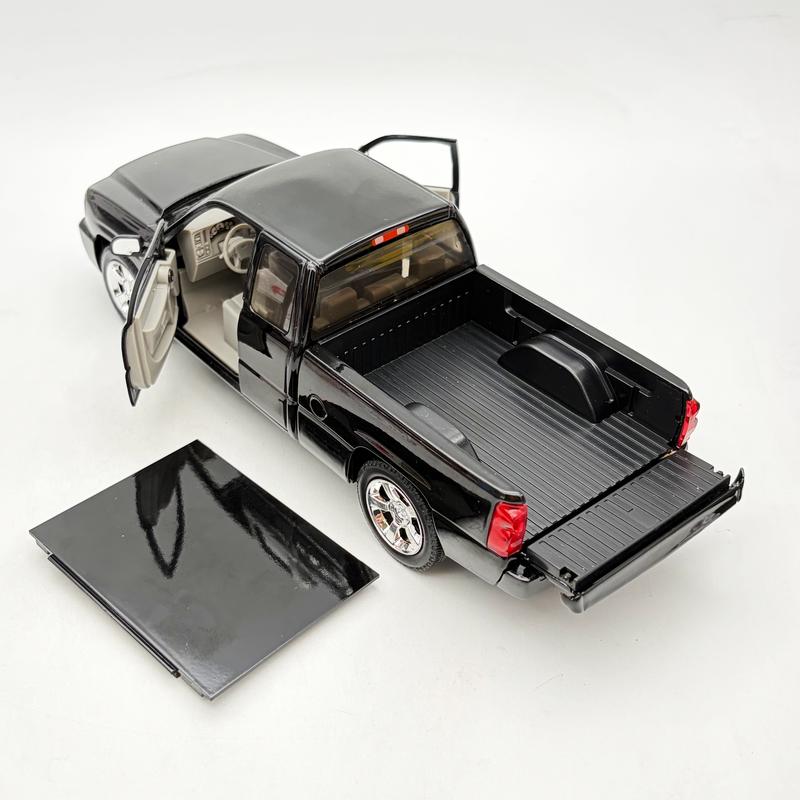 Motormax 1:24 2006 Chevy Silverado Intimidator SS Black
