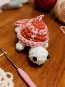 Cute Handmade Crochet Turtle Keychain, Mini Plush Turtle Pendant Ornament, Knitted Keyring Charm for Bag, Car Keys, Gifts for Halloween, Christmas