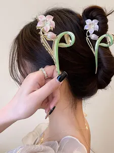 A gradient flower bouquet hair clip, cute, lightweight and fashionable hair accessory. A minimalist headwear suitable for thick hair, it is also a surprising and exquisite small gift.