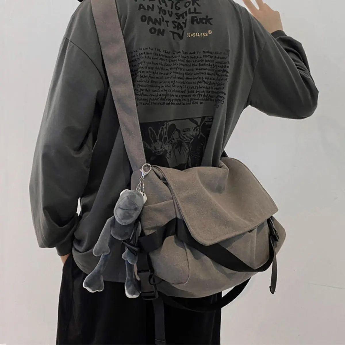 Men's Plain Canvas Crossbody Bag, Solid Color Trendy Versatile Crossbody Bag with Cartoon Charm, Casual Messenger Bag, Large Capacity Daily Commuting Shoulder Bag for Work & School, Casual Crossbody Bags