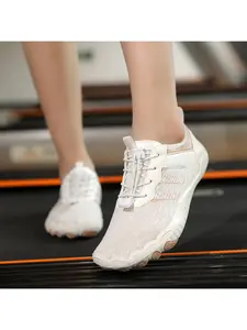 A pair of women's outdoor wading canyoning shoes, breathable and quick-drying mesh, non-slip and wear-resistant, suitable for beach, outdoor and water sports casual wear.