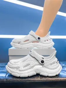 1 Pair of Couple Trendy Clog Sandals: 3D Texture Upper, Anti-Slip Sole, Thick Shock-Absorbent Sole, Fit Feet Without Tiredness, Indoor & Beach 2-Way Slippers