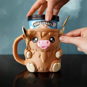 Highland Cow Ice Cream Pint Holder, Reusable Insulated Ice Cream Sleeve with Handle, Leakproof Cooler Cozy for Ice Cream Pints, Popsicles & Beer Cans, Cute Highland Cow Gift for Dessert Lovers