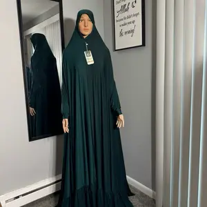 Elegant Hijab in Deep Green Color, Long Sleeve Design, Perfect for Daily Wear, Comfortable and Stylish