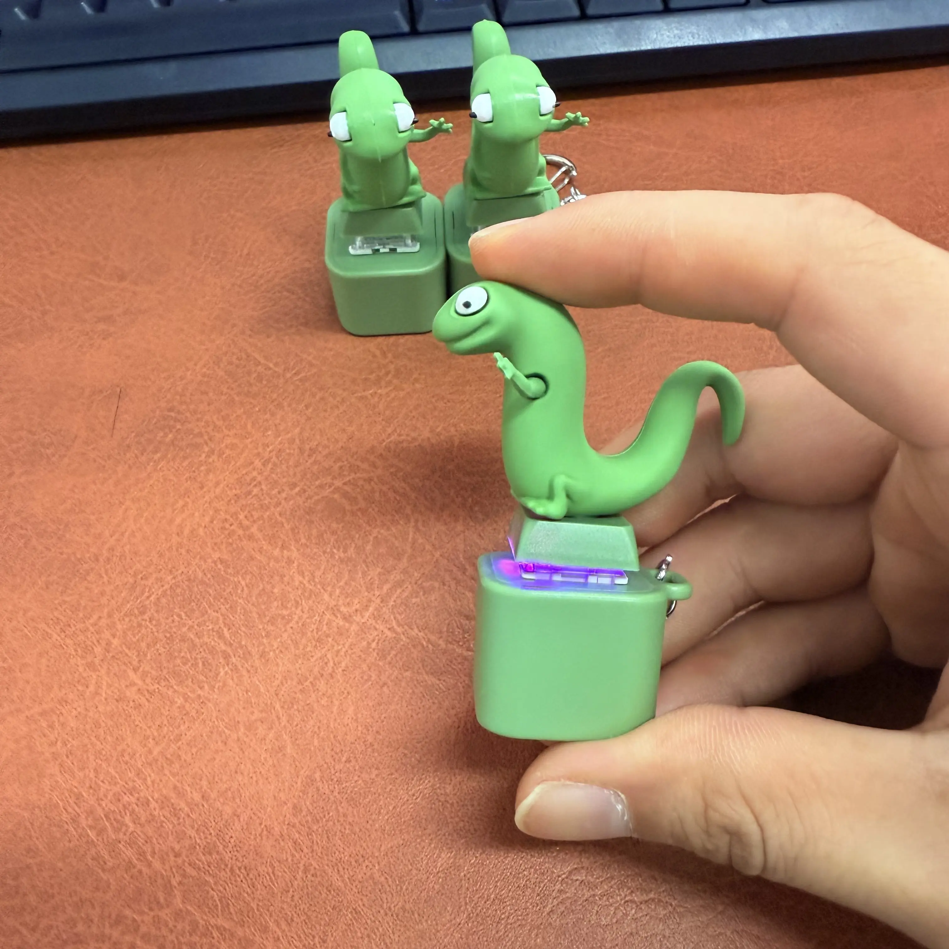 Lizard-shaped keychain with sound, stress-relieving toy, rechargeable ...