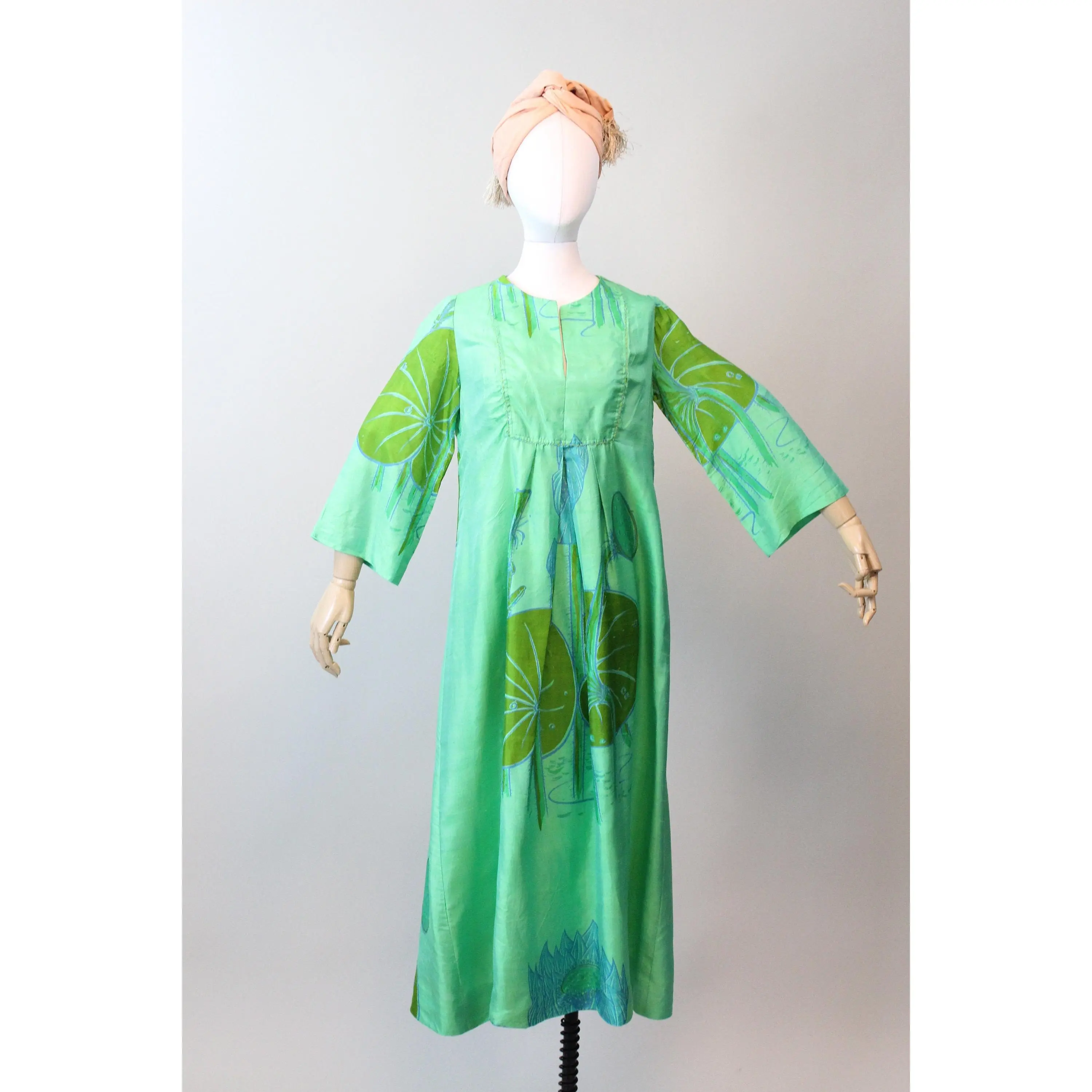 1970s SILK CAFTAN water lily print dress small medium | new spring