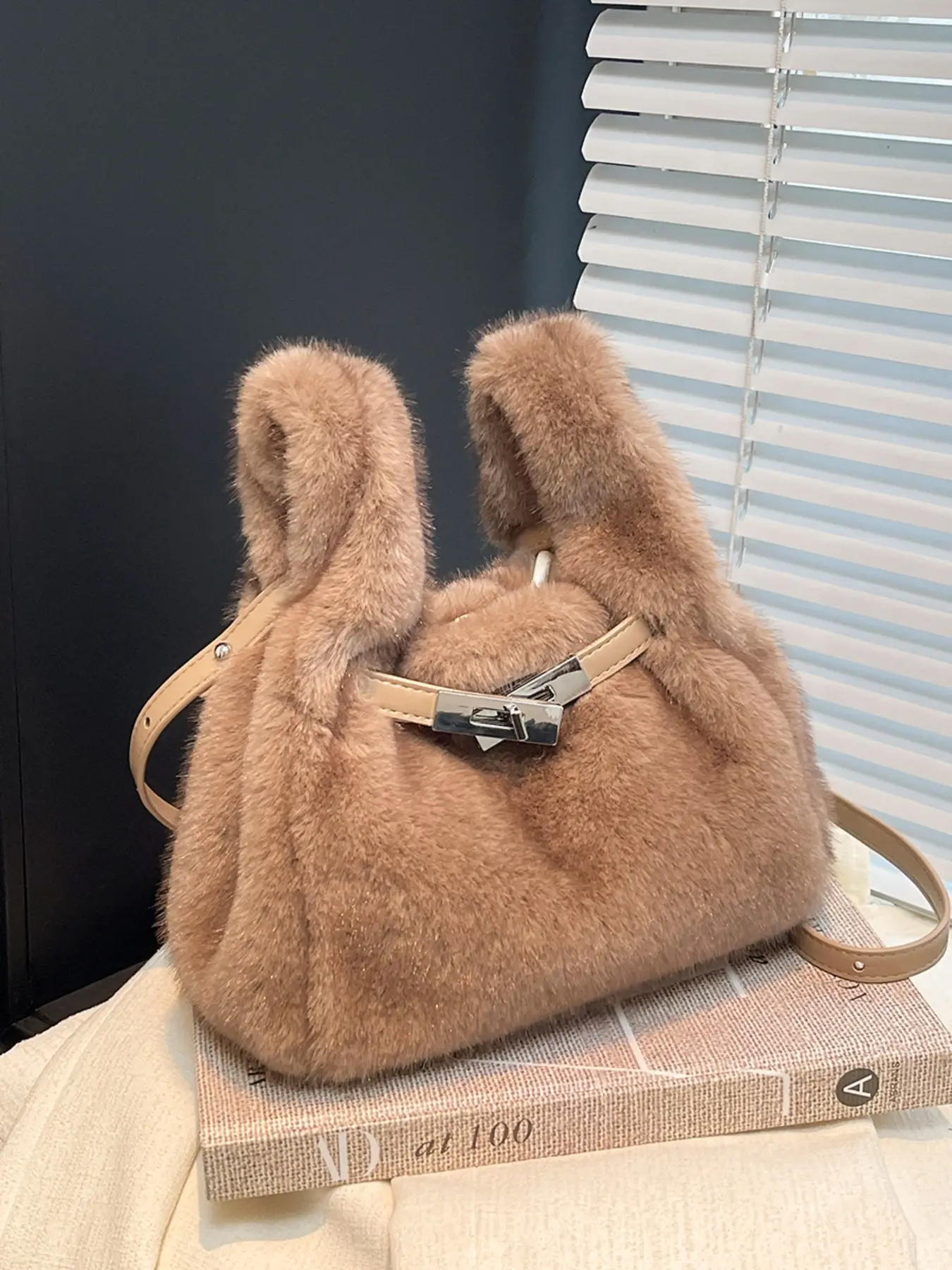 Women's Plush Handbag Fluffy Exterior New Fashion Single Shoulder Crossbody Bag High-End Fuzzy Purse Ladies' Clutch Bag Fashionable Crossbody Bag Fashion Crossbody Bags