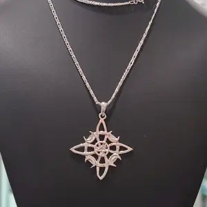 Nudo de bruja con cadena.Witch's knot with chain.