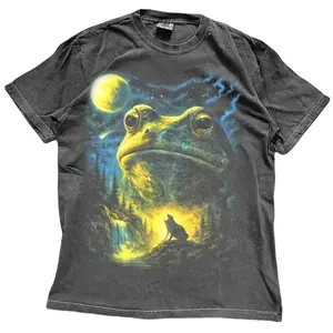 Women's Soft Cotton Short-Sleeve Casual T-Shirt, Comfort Colors Frog Howling to the 90s Full Moon Graphic Tee, Retro Cottagecore Forest Pond Life Gift for Nature Lovers
