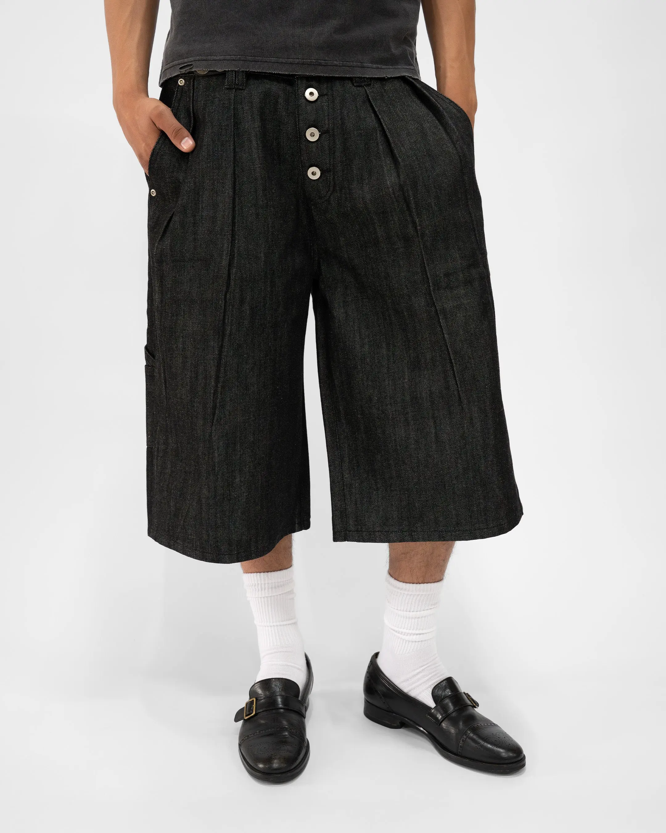 PLEATED RAW BLACK JORTS
