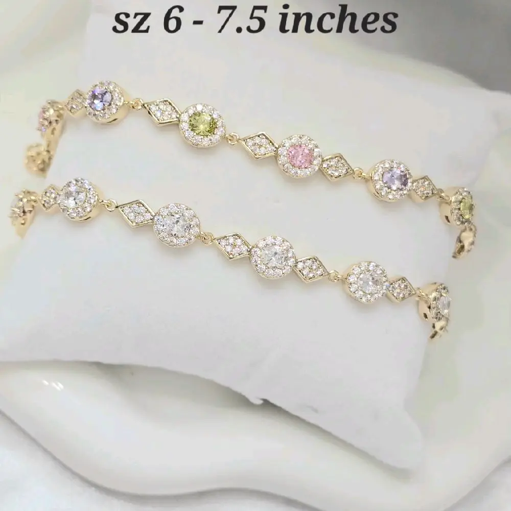 6-7.5 inch Brazaletes sencillos con piedras redondas bordeadas de zc...Dos estilos disponibles. Clear y color pastel