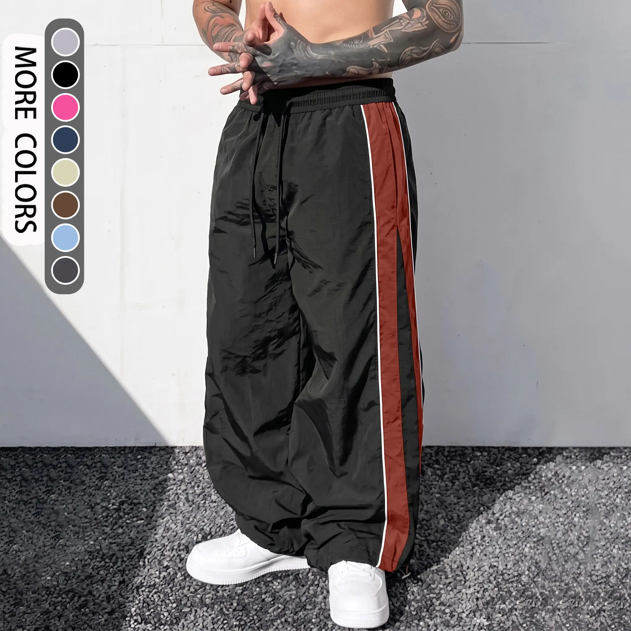 Men’s high-street style wide-leg pants with contrast color panels, side stripes, and a drawstring; American retro loose, drapey athletic pants; available in multiple colors; slim casual pants suitable for spring and summer wear.