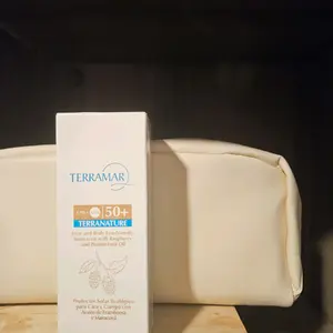 Facial Sunblock for Sun Protection - Skincare Sunscreen Comfort. Raspberry, Passion Fruit.