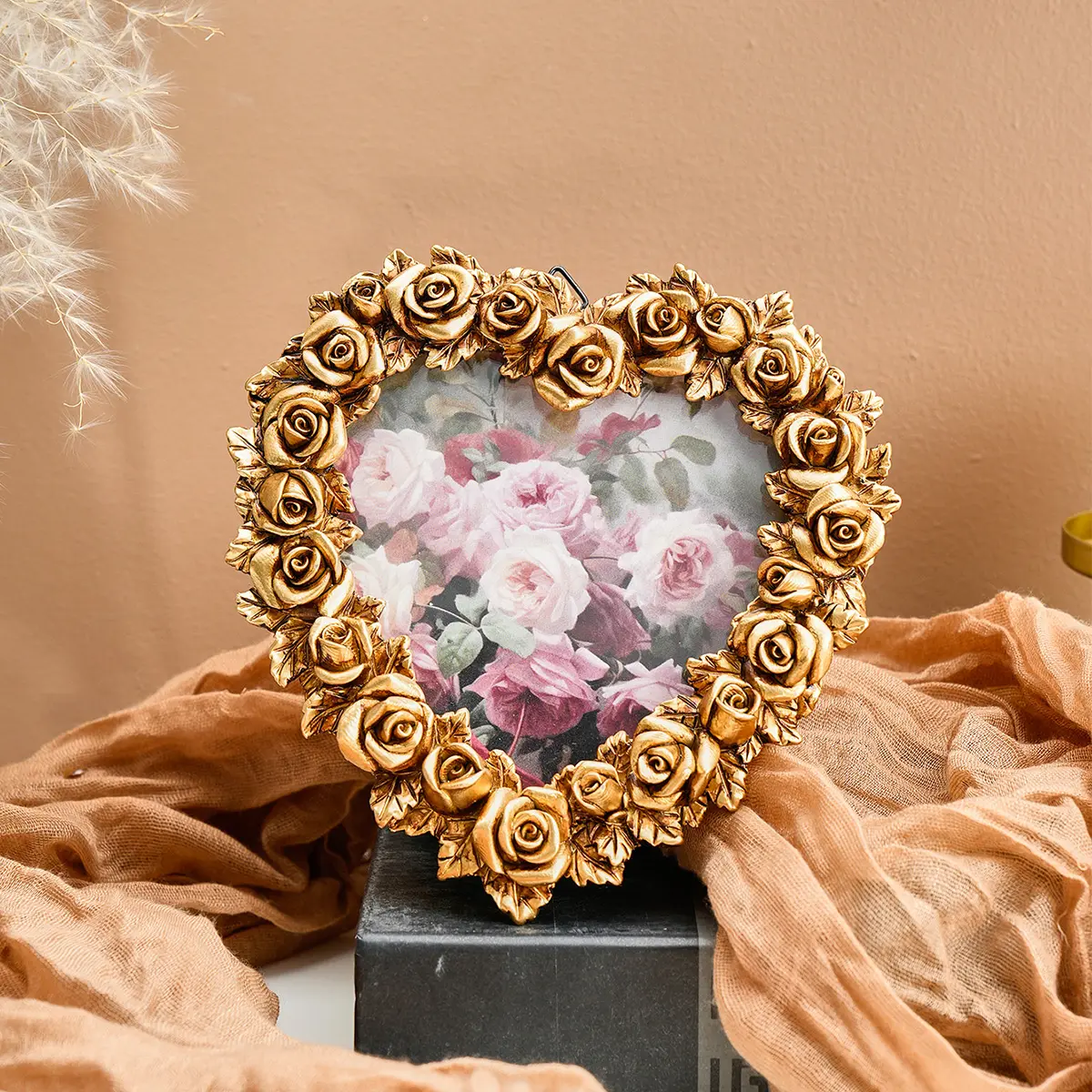 1pc Multi-Head Rose Heart-Shaped Photo Display Frame, 3D Rose Pattern Flower Design Resin Photo Frame for Home Decor and Photography Props, Home Decor Accessory, Floral Cute Picture Frames