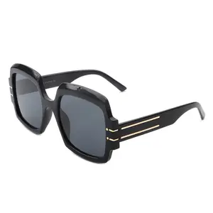Retro Oversized Square Sunglasses for Women—Unisex Style. An Essential Accessory for Daily Wear, Leisure, Vacations, and Travel.