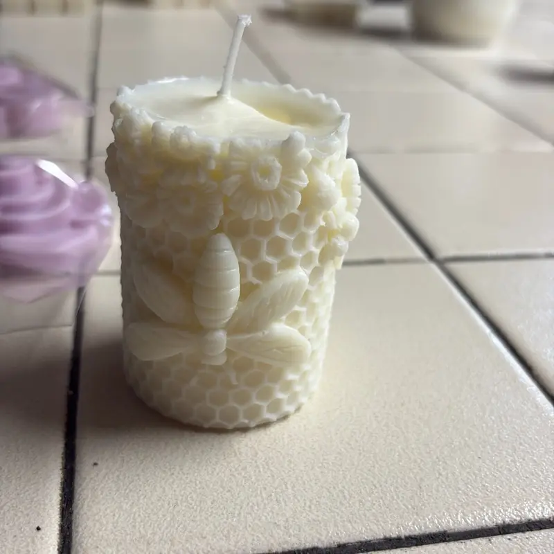 Mes wildflower vanilla bee hive candle