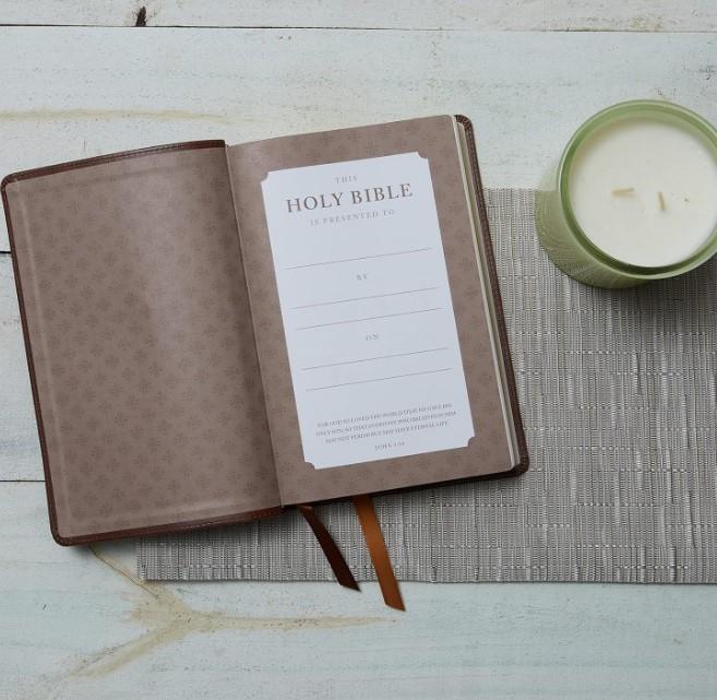 NRSV Catholic Edition Gift Bible, White Leathersoft (Comfort Print, Holy Bible, Complete Catholic Bible, NRSV CE): Holy Bible Imitation Leather