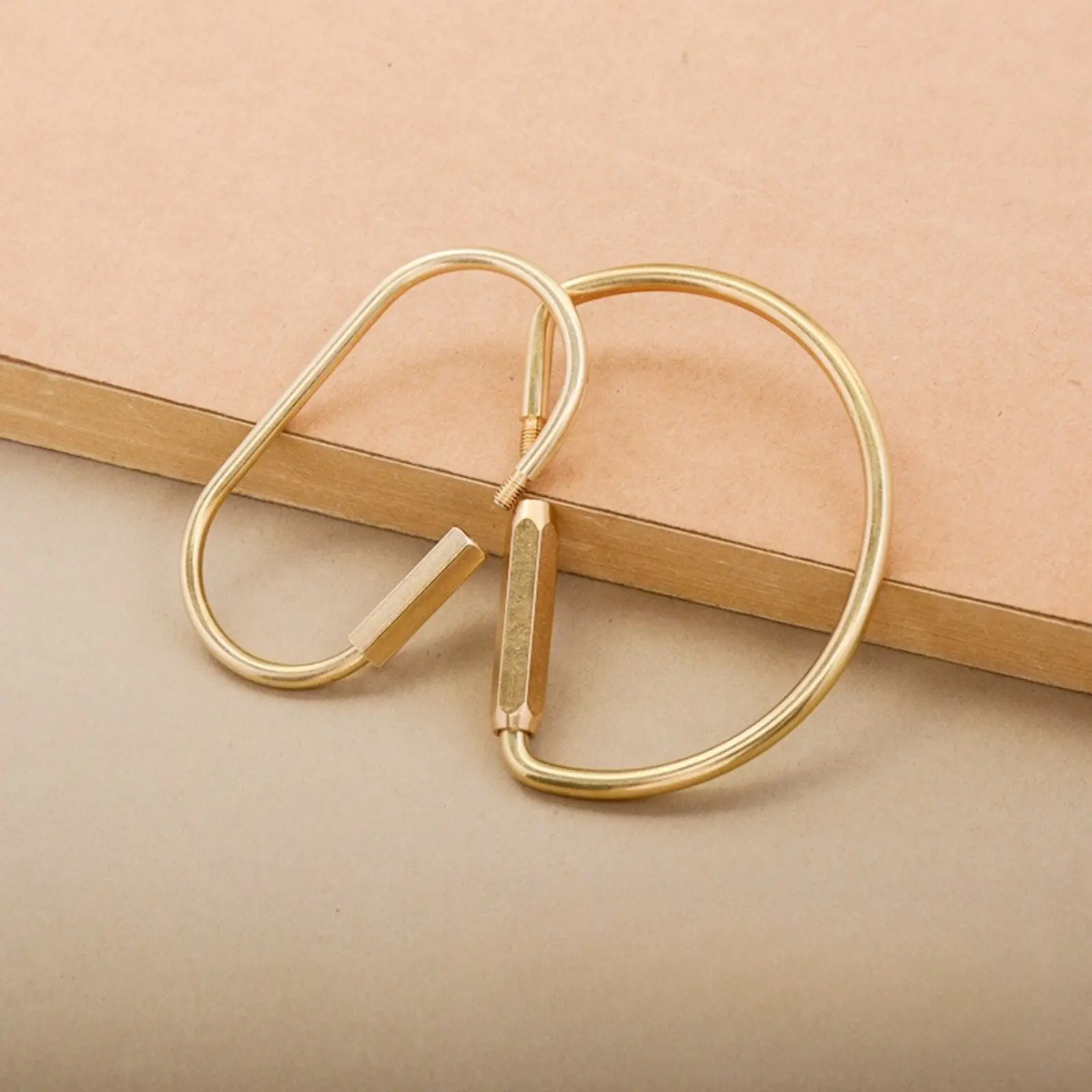 Brass Metal Lockable Teardrop-D-Ring Carabiner Hooks, Key Hook for Outdoor Enthusiasts, Sports & Outdoor Activity Accessories, Metal Brass, D-Ring Style
