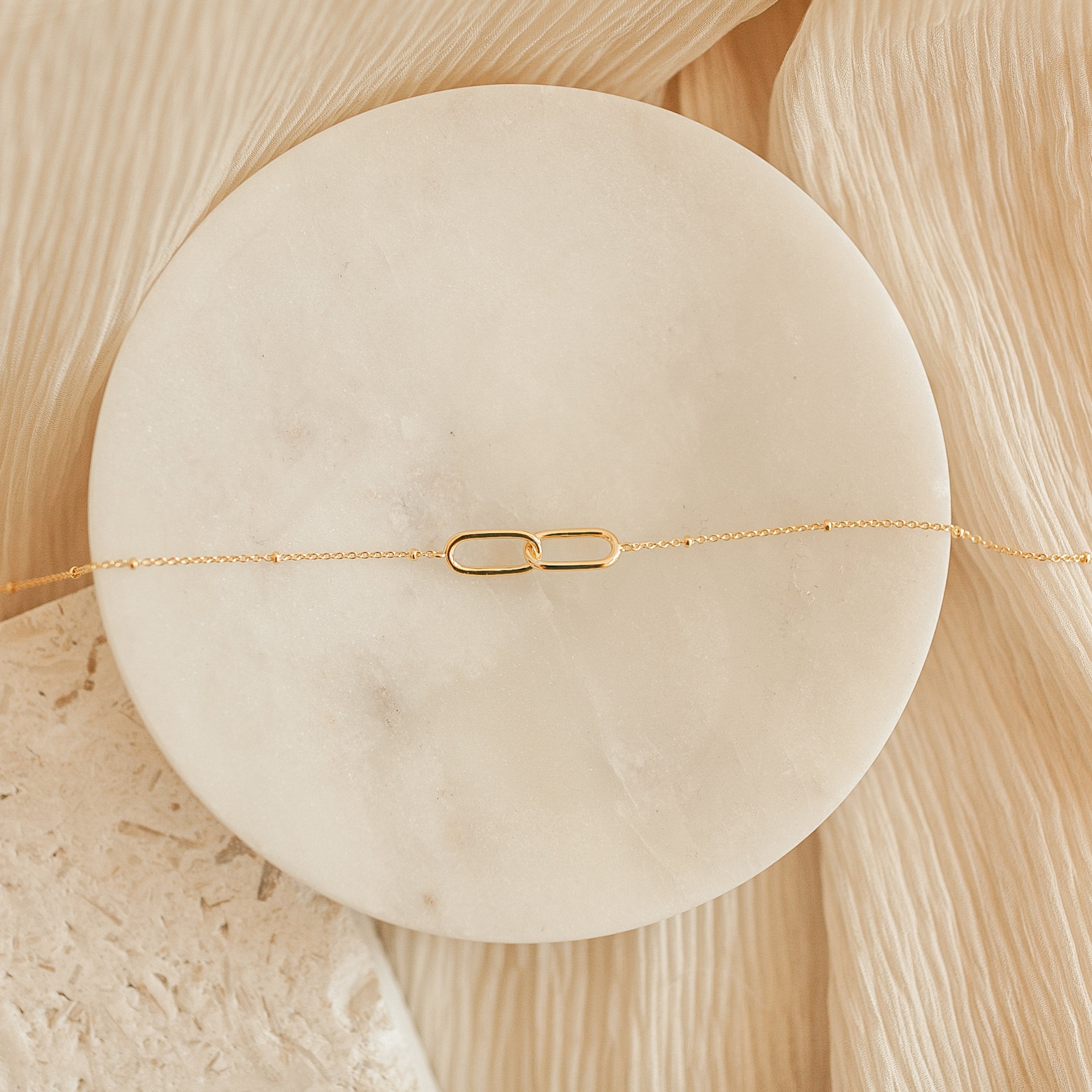 Linked Pendant Necklace by Caitlyn Minimalist - Dainty Interlocking Link Necklace with Satellite Chain - Minimalist Friendship Necklace in Gold & Silver - Mother's Day Gift