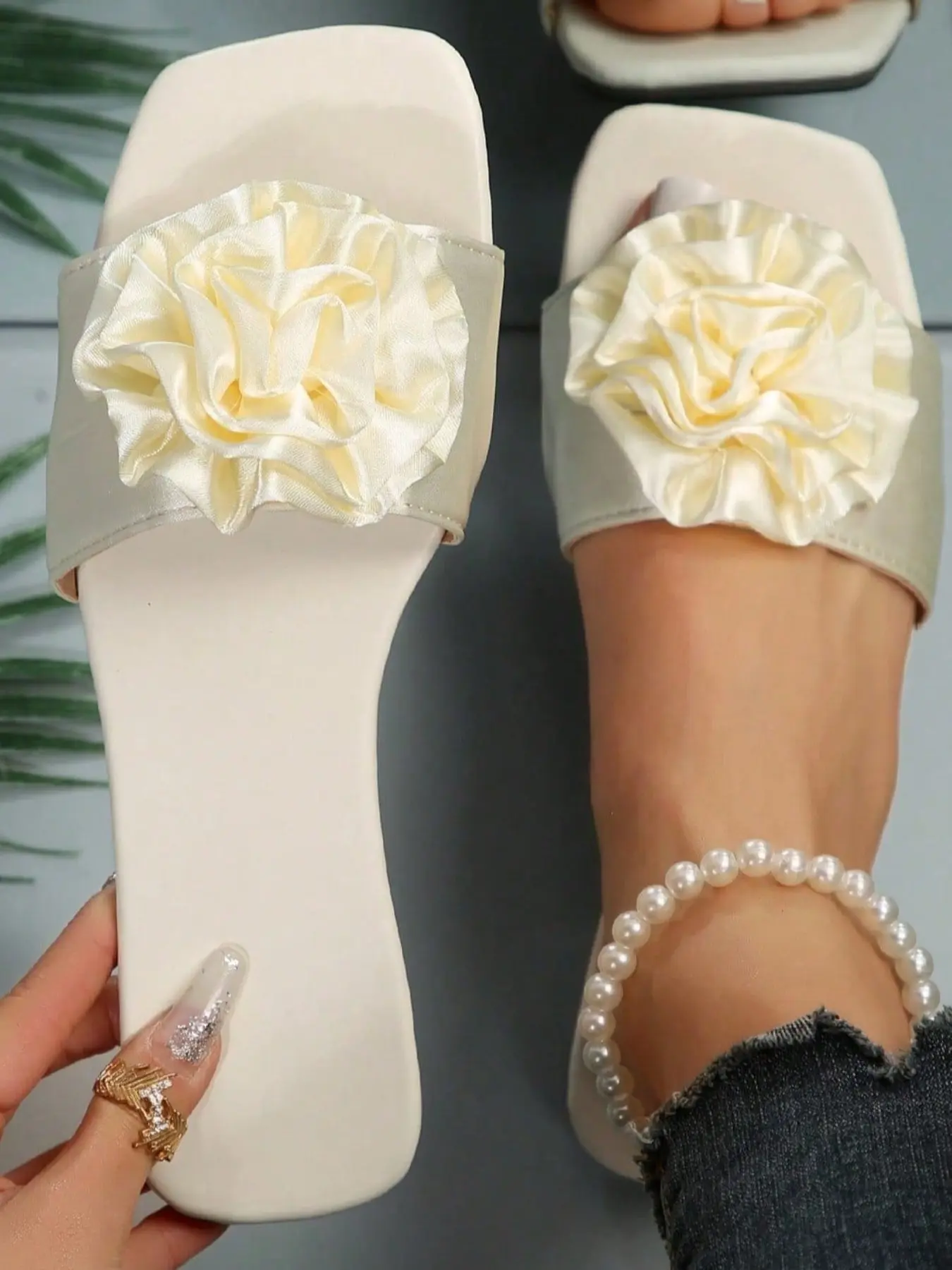 Flat Square Toe Women's Slippers Sandals with Flower Design, Casual PVC Sole, Medium Width, Perfect for Daily Wear and Parties, Floral Design Sandals, Flat Summer Sandals, Fashionable Flat Sandals