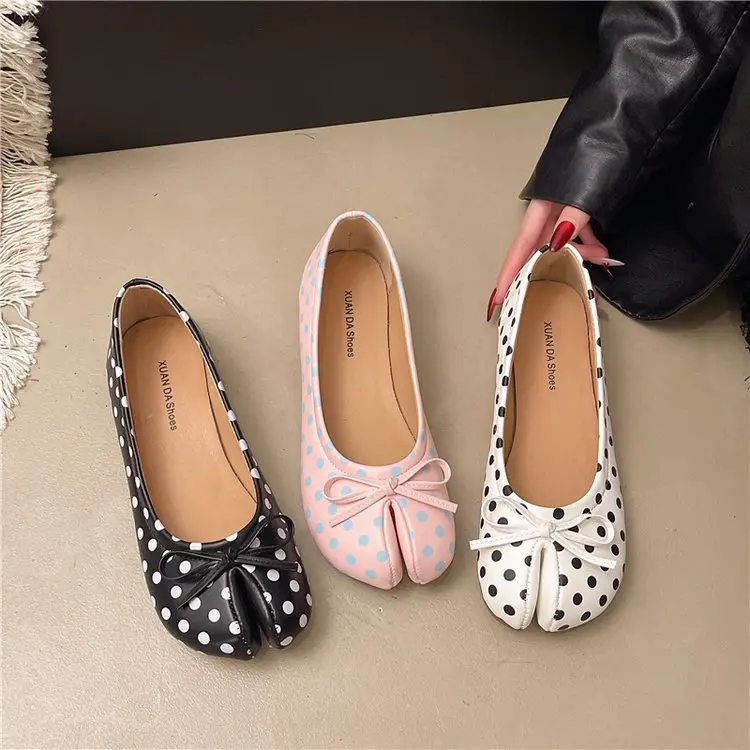 French vintage polka dot low-cut flat women’s shoes, ballet-style pumps with a sweet bow, lightweight soft soles for comfortable commuting, classic polka dot design with a strong aesthetic feel, delicate upper that resists creasing, roomy toe box accommod