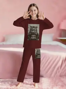 Wine red background cute cat slogan, trendy cool dark style 2-piece set for girls: digital printed long-sleeved pajamas and long sleep pants made of flame-retardant fabric. A fashionable, trendy, casual, comfortable and soft pajama set, suitable for sleep