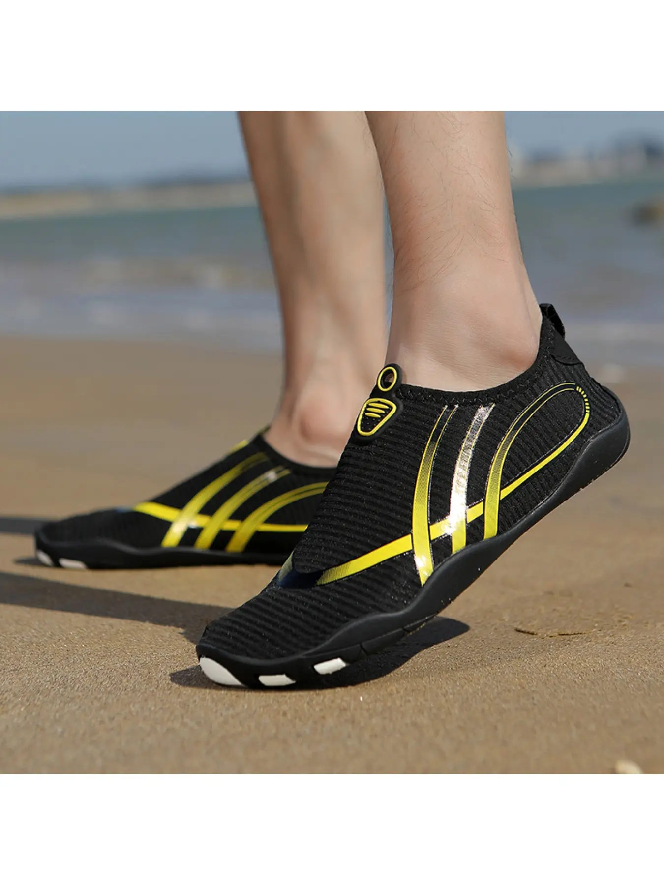 A pair of men's outdoor wading canyoning shoes, Water Aqua Shoes, Anti Slip Shoes, breathable and quick-drying mesh, non-slip and wear-resistant, suitable for beach, outdoor and water sports casual wear.