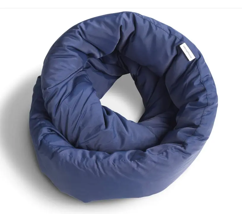 The unlimited U-shaped travel pillow, which wraps 360 degrees around the neck, is made of bamboo fabric and nylon and comes in a variety of colors