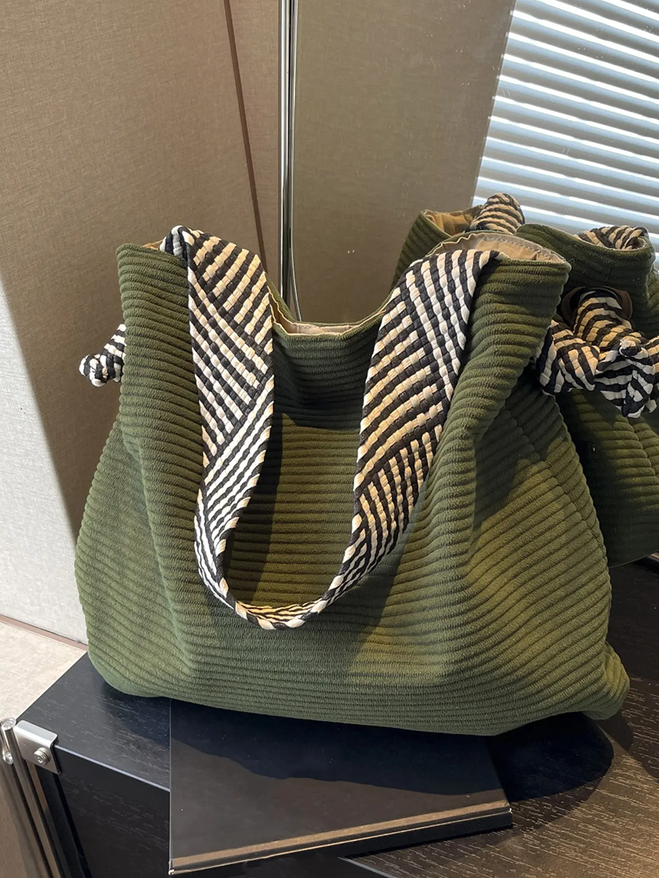 Tote shoulder underarm bag, Crossbody fashion bag, large capacity cloth bag, crossbody commuter tote bag, with black and white striped shoulder strap, casual lightweight bag, suitable for daily commuting office workers student party, Fashionable Bag