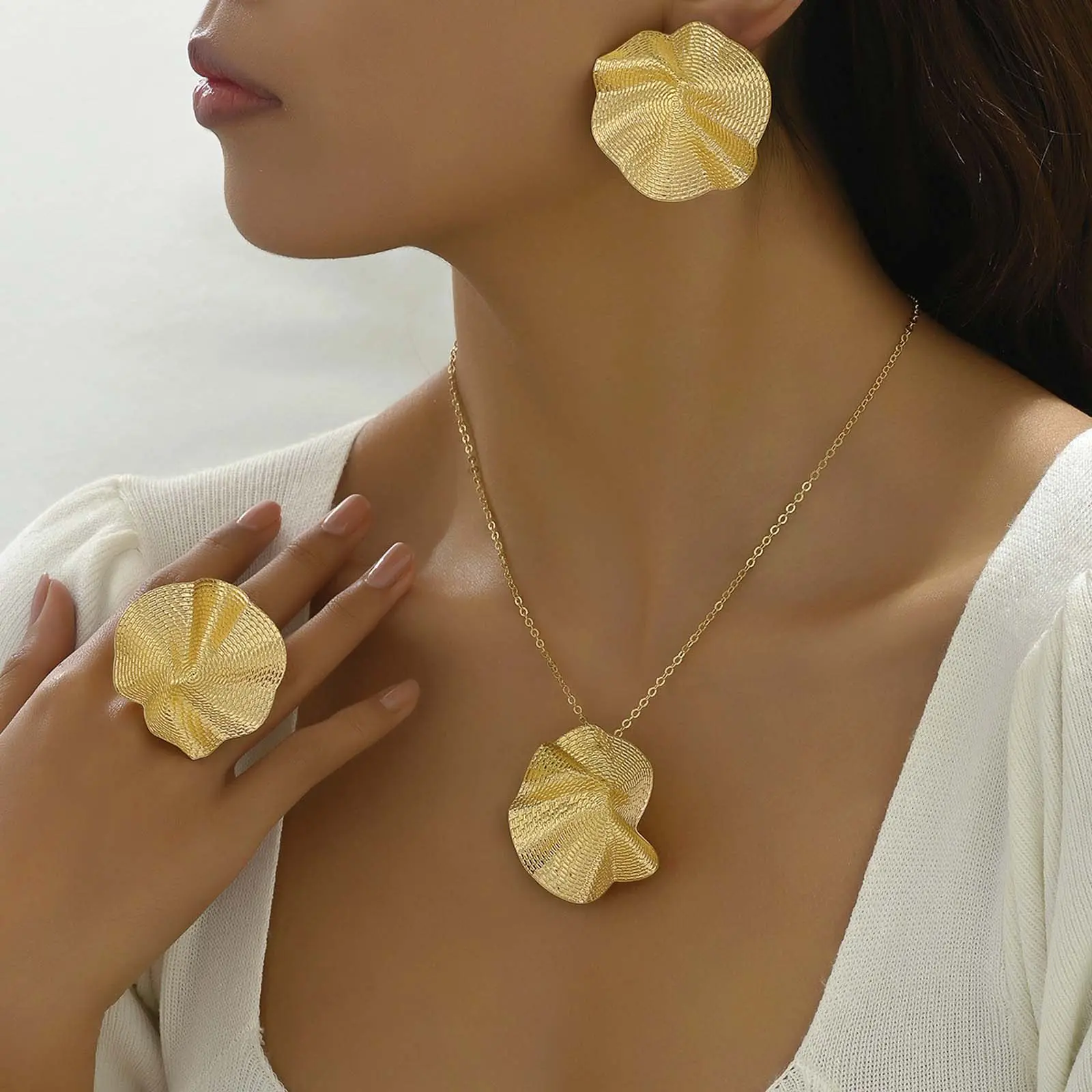 Women's 3-Piece Artificial Gemstone Jewelry Set - Rustic Ruffled Leaf Necklace, Matching Ring, Earrings, Organic Look, Elegant Design, Casual Fashion Female Daily Wear Accessories, Rustic Charm, Three-Pieces