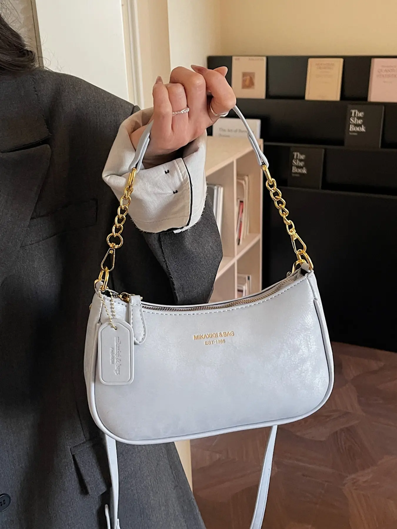 1pc Ladies' fashionable and simple solid color shoulder bag, Crossbody with Chain, Crossbody Chain Bag, Crossbody Bags, is convenient and versatile for daily commuting, shopping, dating, and gift giving. It is a must-have shoulder bag for ladies