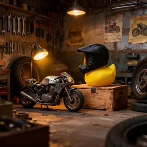 Mini Creative Desk Decoration Duck Figure with Helmet, Perfect for Living Room, Office, All Occasions, Ideal Gift, Made of Plastic