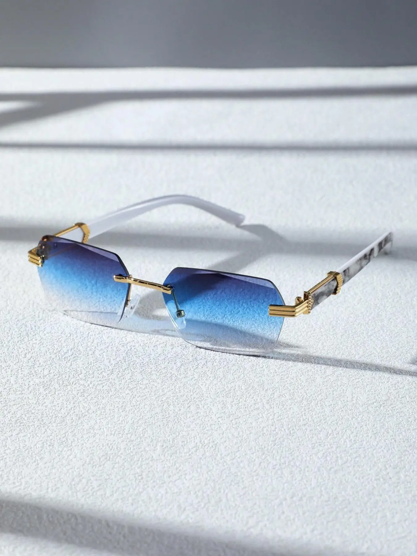 1 Pair Summer Geometric Frame Sunglasses, New Personality Travel Accessories for Women & Men, Lightweight and Durable for Outdoor Sun Protection Glass