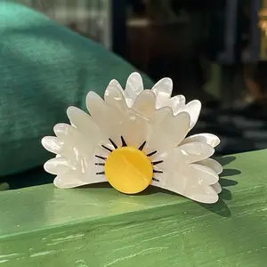 Sweet Acetate Cute Half-Round Daisy Flower Hair Claw Clip, Non-Slip Ponytail Shark Clip, Fashion Daisy Flower Hair Claw Clip for Women, Barrettes Hairpin Headwear Hair Accessories Tool, Valentine's Day, New Year, Wedding Holiday Gift