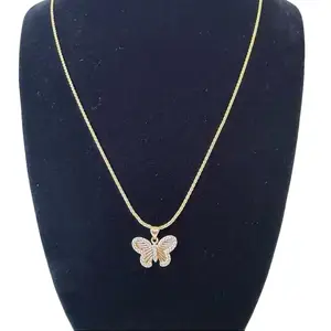 Cadena delgada con dije de mariposa en size 20